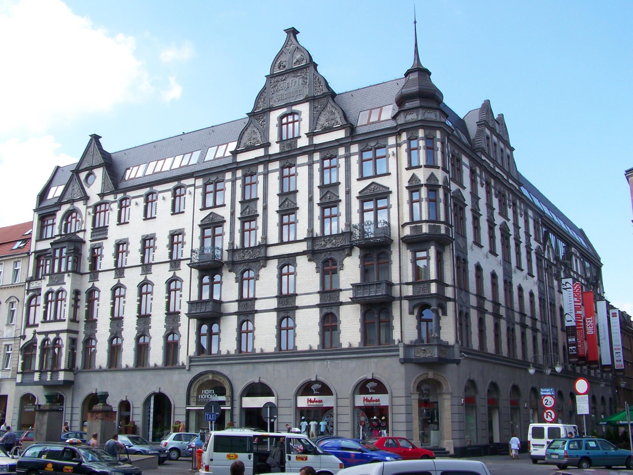 Dom składa się z jasnego i przestronnego salonu połączonego z aneksem kuchennym, sypialni i pokoju dziecięcego oraz łazien...